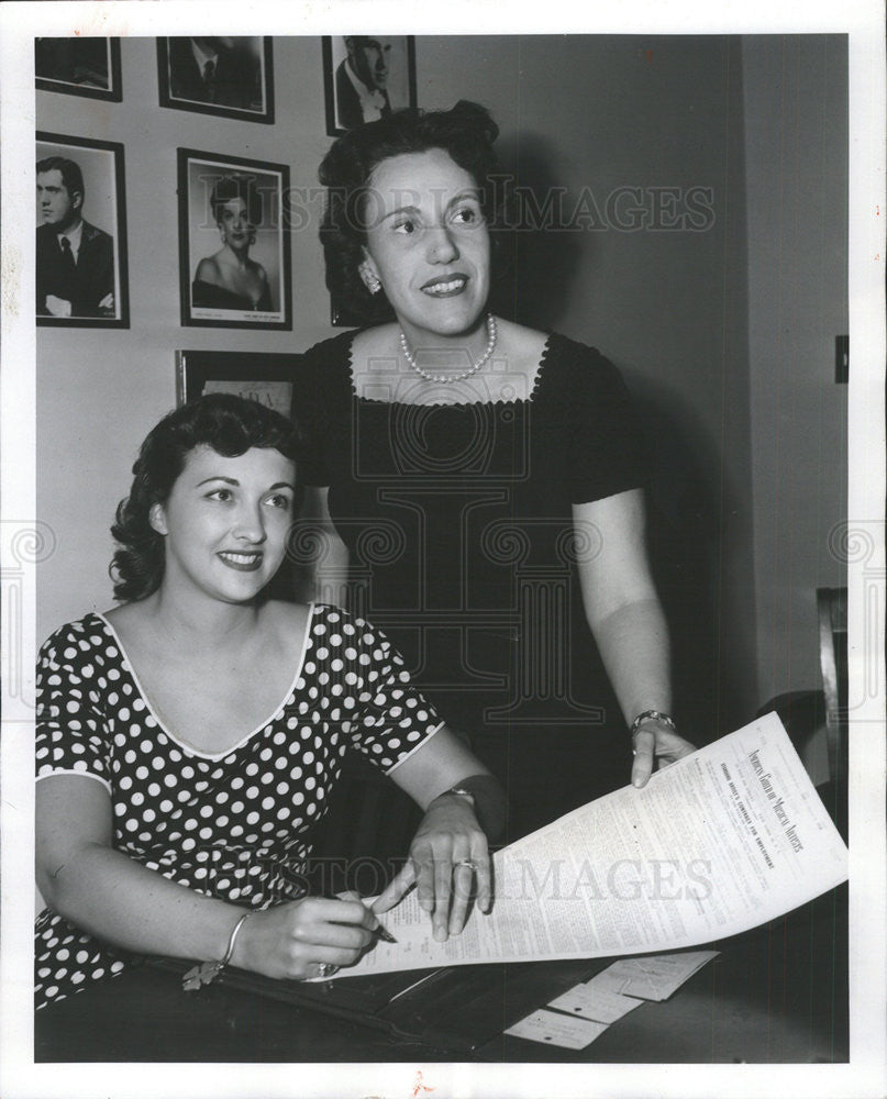 1956 Press Photo Audrey Paul signs contract offered by Carol Fox (Lyric Opera) - Historic Images