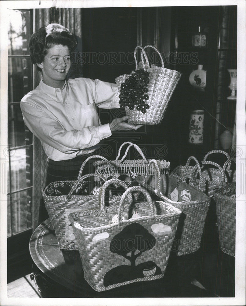 1961 Press Photo MRS. AIDAN I. MULLETT CHARITY SALE - Historic Images