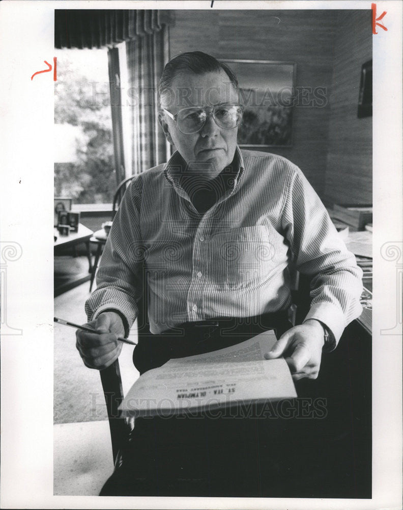 1988 Press Photo Bill Maloney, Publisher of 46-year-old newsletter in Park Ridge - Historic Images