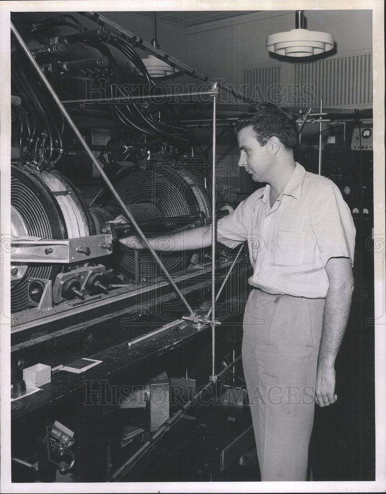 1958 Press Photo Dr. Carlos Mallmann Argentina techniques nuclear spectroscopy - Historic Images