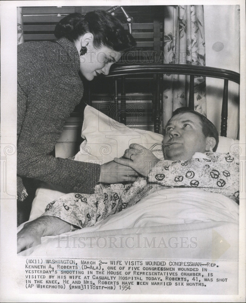 1954 Press Photo Rep. Kenneth A. Roberts was wounded in shooting in Chambers - Historic Images