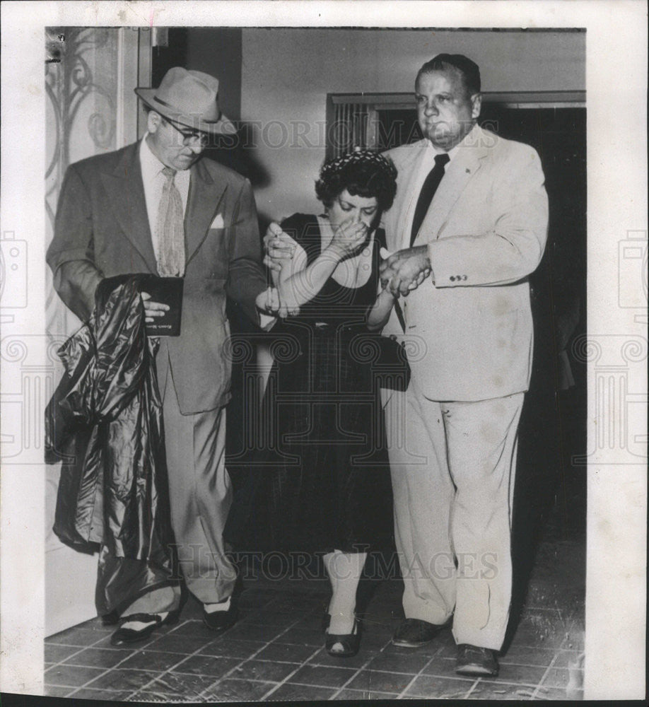 1954 Press Photo Mr. and Mrs. Roberts after funeral rites for their daughter - Historic Images