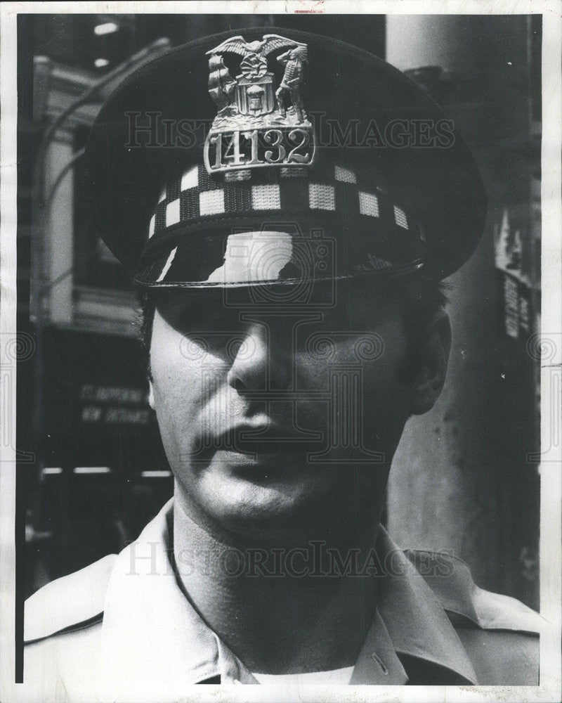 1975 Press Photo Officer John Roberts Northwest Side - Historic Images