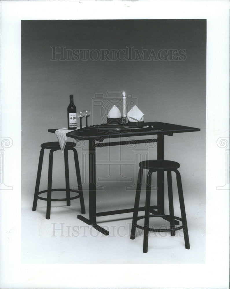 1983 Press Photo Furniture designer Martin Roberts low-cost adjustable table - Historic Images