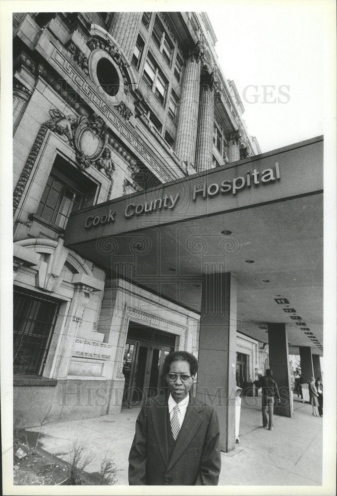 1981 Press Photo Elliot Roberts director Cook County Hospital - Historic Images