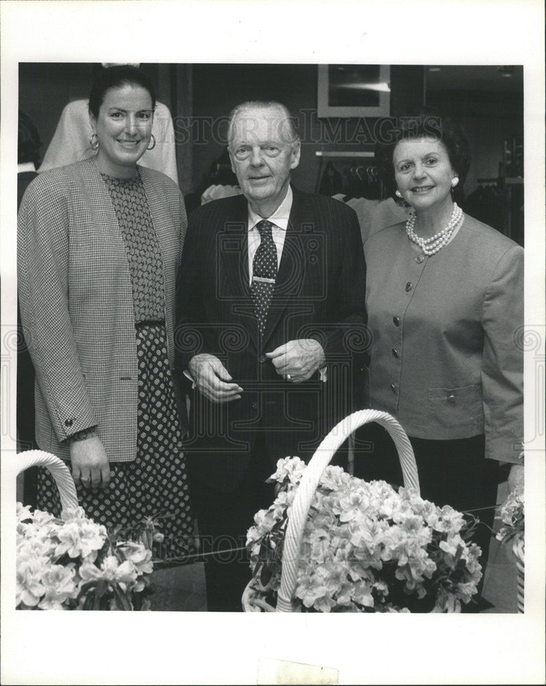 1991 Press Photo Saks general manager Tillman former Gov. William Stratton wife - Historic Images