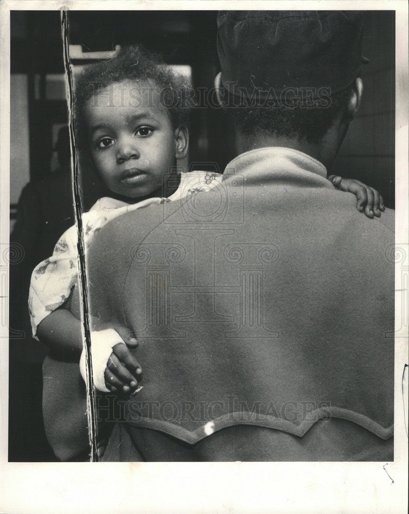 1985 Press Photo Garbage Chute Fell Down Quita Stone Girl Father Carry Out Polic - Historic Images