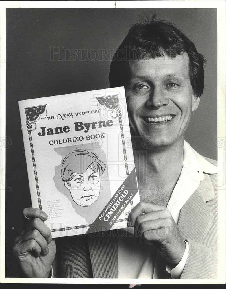 1981 Press Photo Publisher Ray Strobel displays his Jane Byrne Coloring Book - Historic Images