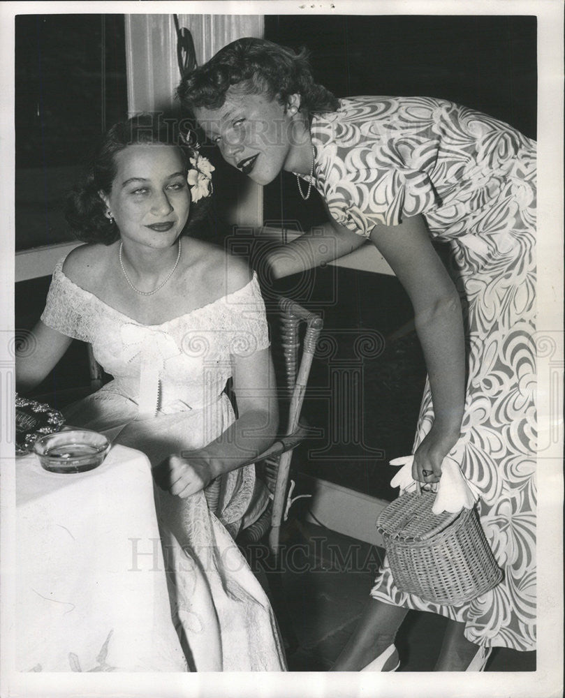 1949 Press Photo Betty Jean McGregor With Judy Turner - Historic Images