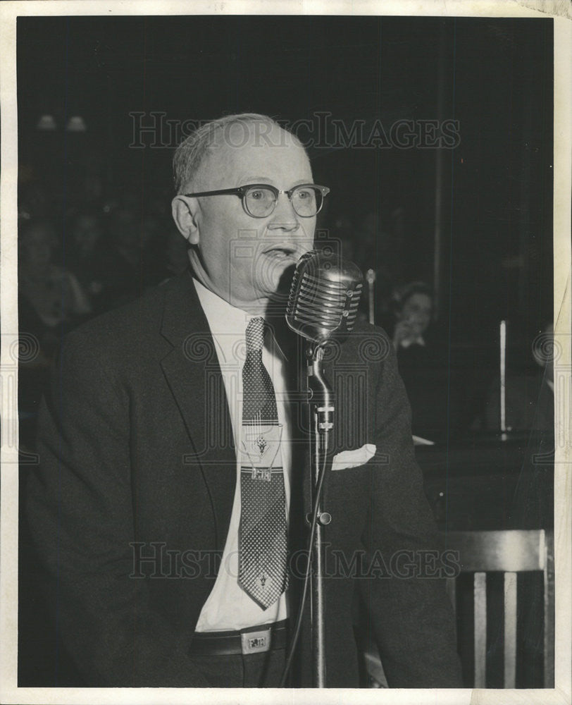 1956 Press Photo Alderman Frank McGrath Speaks To Group - Historic Images