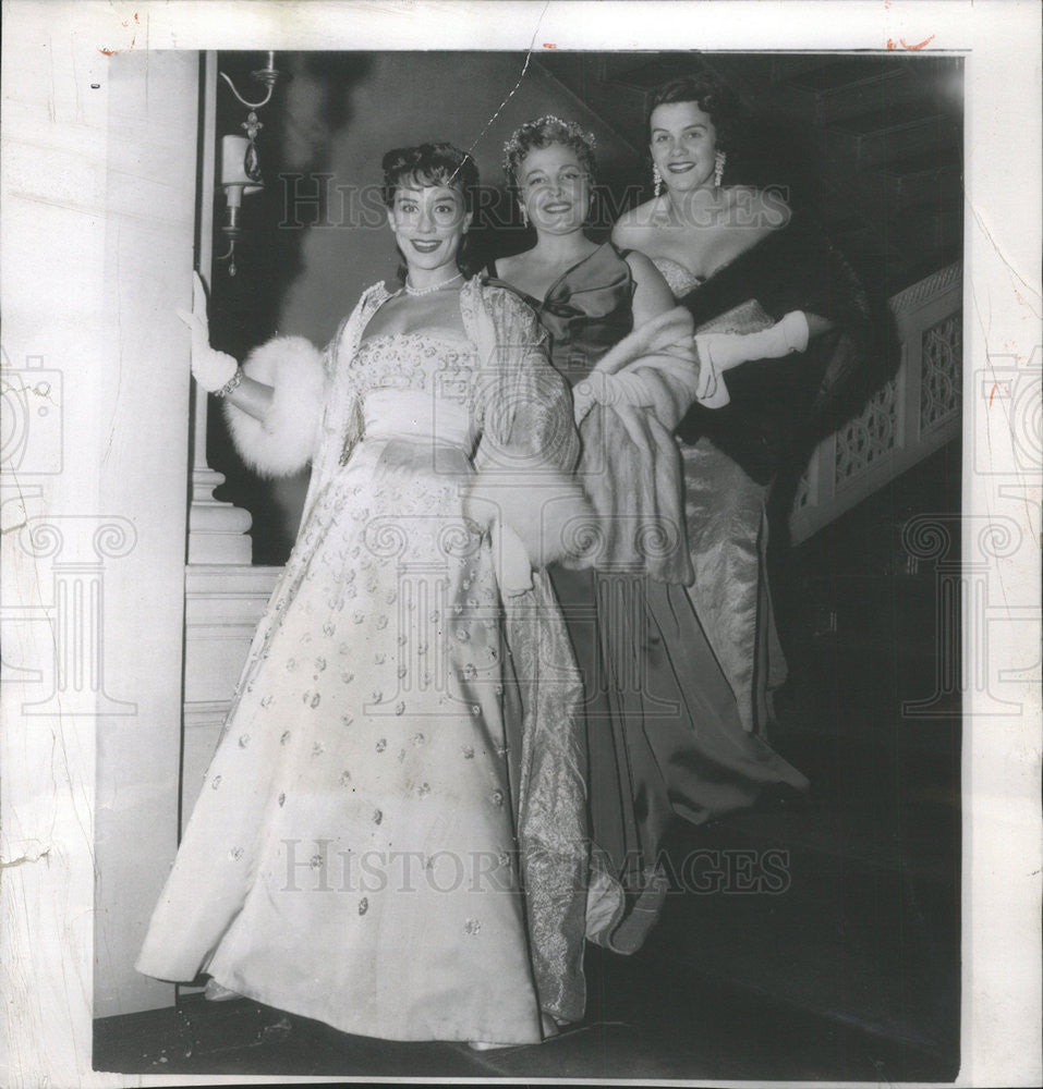 1954 Press Photo Opera singers Patricia Munsel, Dolores Wilson &amp; Mildred Miller - Historic Images