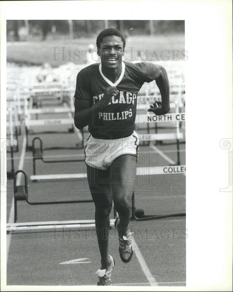 1981 Press Photo Larry Street of Chicago Phillips in 110 meter high hurdles - Historic Images