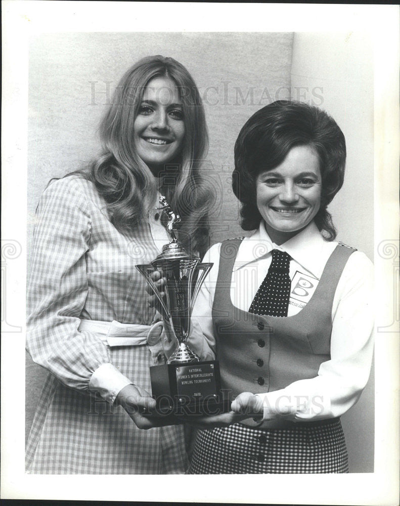 1972 Press Photo Mary DeBarbrie hands Diane McMullen the Marion Ladewig Trophy - Historic Images