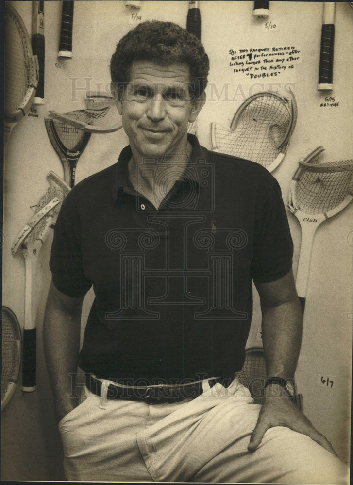 1985 Press Photo Tony Roberts With Broken Rackets Backstage Of  &quot;Doubles&quot; - Historic Images