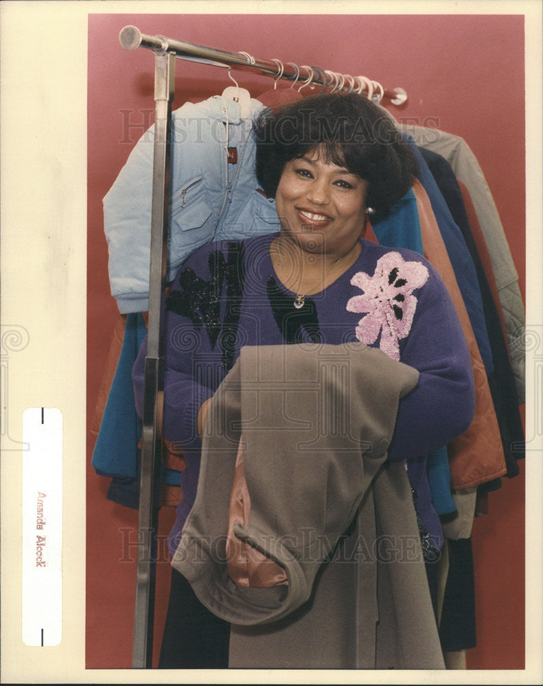 1988 Press Photo Barbara Lattimore Coordinator Of Chicago Coat Charity Drive - Historic Images