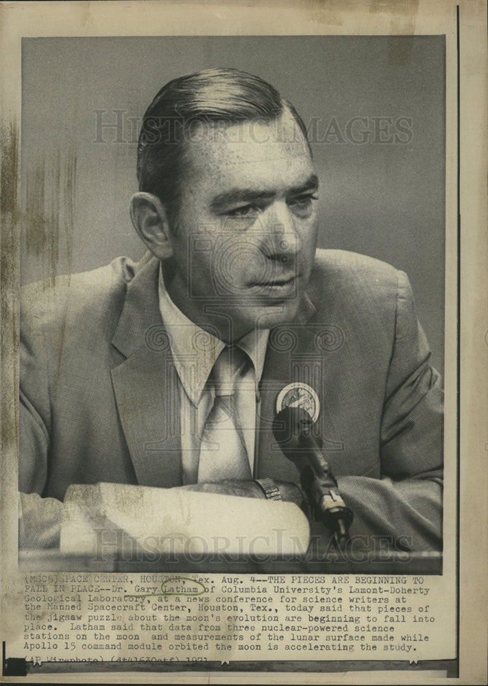 1971 Press Photo Dr Gary Latham Columbia Univ Lamont Doherty Geological Lab Moon - Historic Images