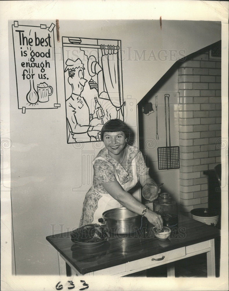 1948 Press Photo Mary Lasswel Mrs Rasmussern's Book Of One-Arm Cookery - Historic Images