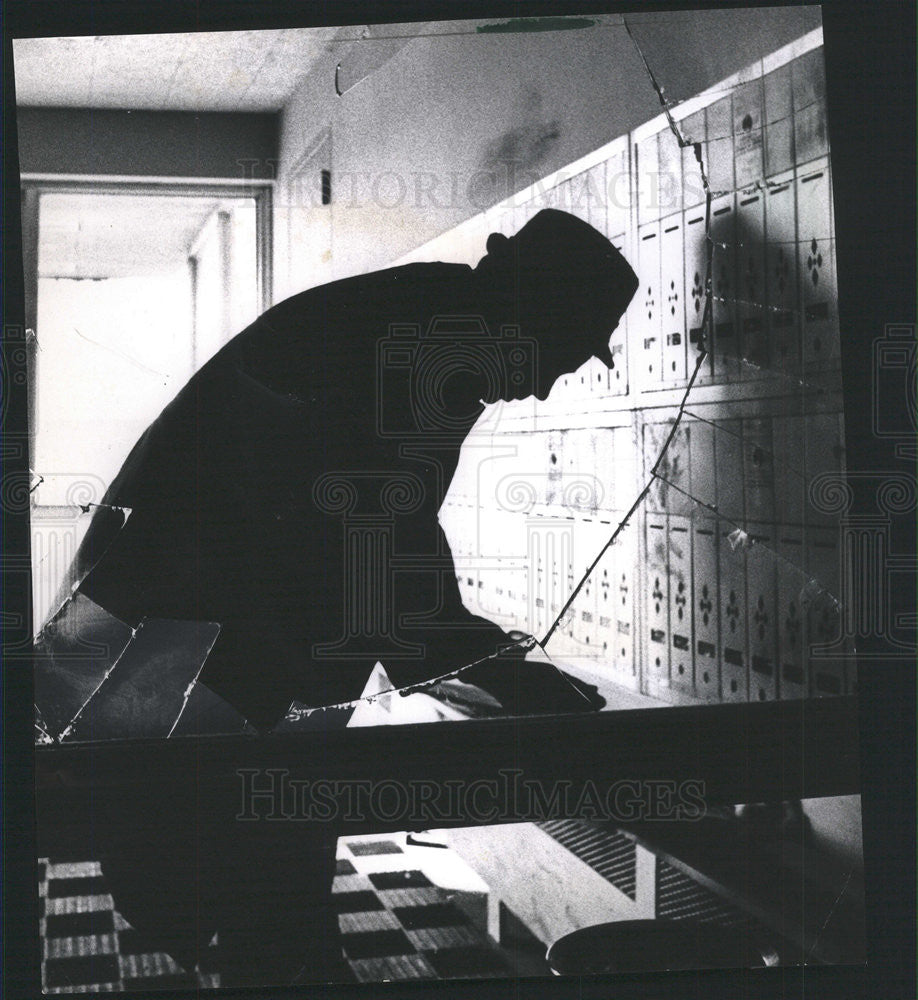 1968 Press Photo Officer John Collins, Victim Paul Laskar, U. of Illinois - Historic Images
