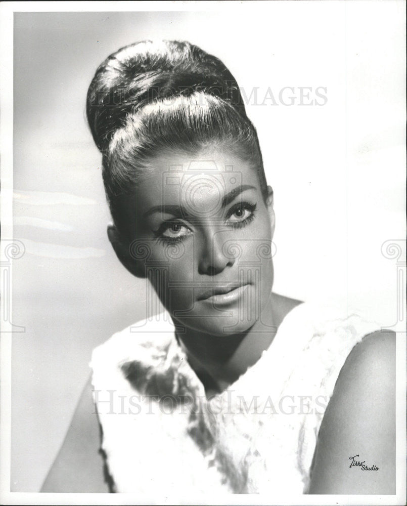 1965 Press Photo Nancy Jean headlines at the Royal Hearth Lounge - Historic Images