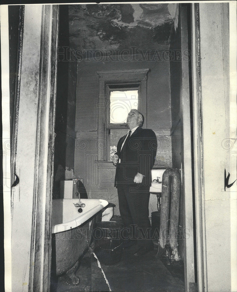 1966 Press Photo Judge Napolitano examines bathroom in flat - Historic Images