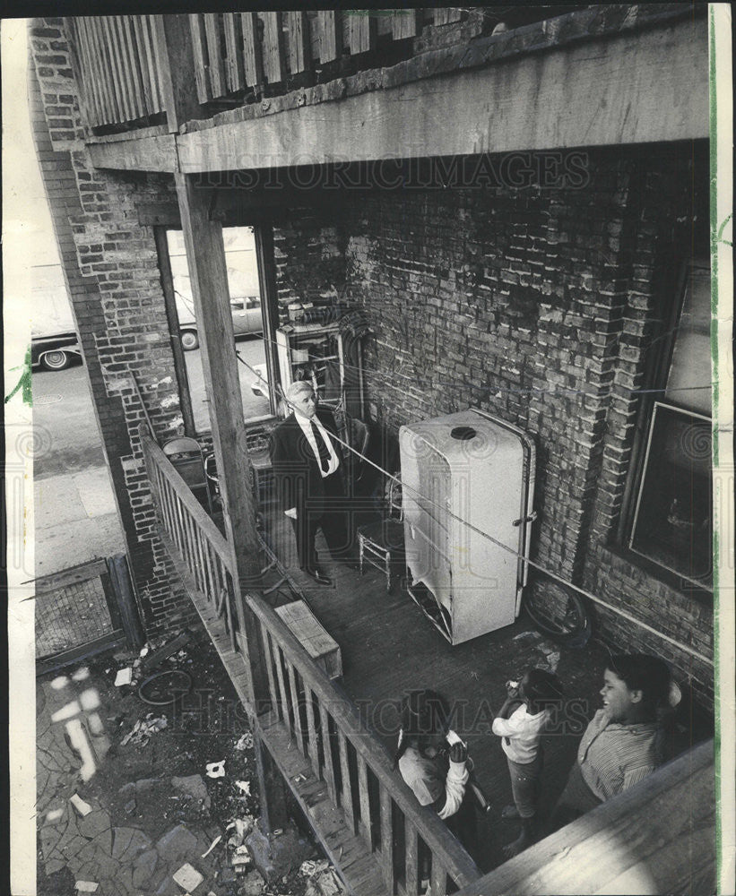 1966 Press Photo Judge Richard Napolitano inspecting building at Roosevelt slum - Historic Images