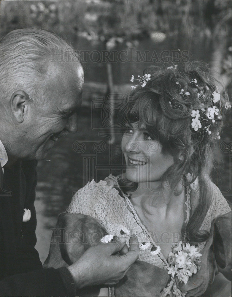 1967 Press Photo Actress Vanessa Redgrave Director Joshua Logan Camelot Movie - Historic Images