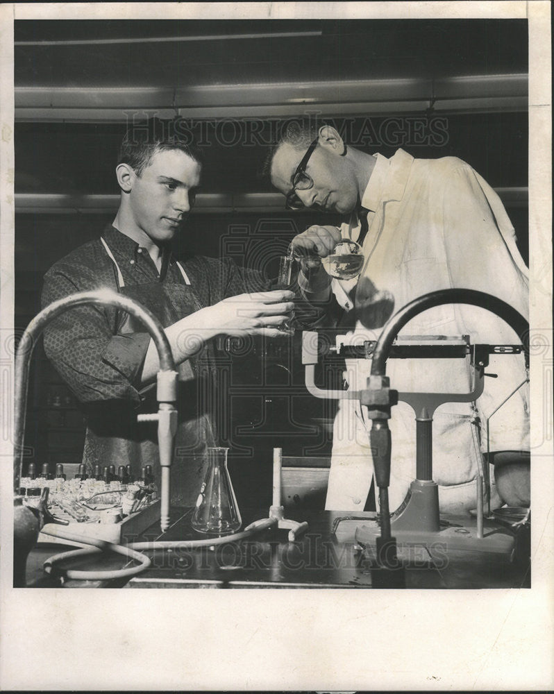 1963 Press Photo Chuck Redman does chemistry work in Highland Park laboratory - Historic Images