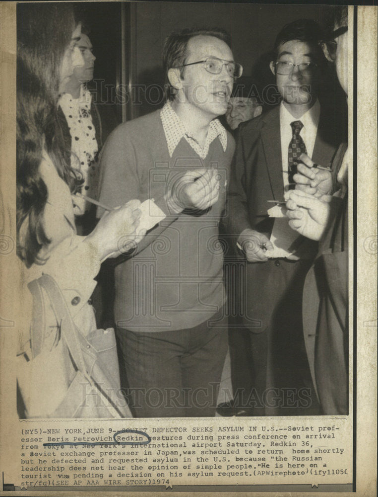 1974 Press Photo Soviet Prof Borris Petrovich Redkin during press conference - Historic Images