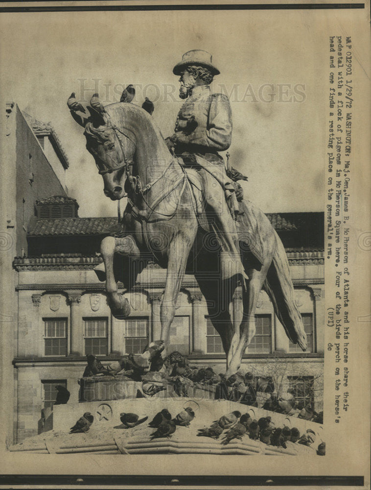 1972 Press Photo Maj. Gen. James B. McPherson and his horse Statue - Historic Images