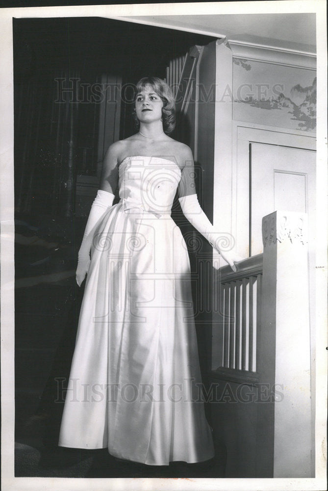 1959 Press Photo Debutante Marcia McNeill Wearing Murray Arons White Satin Gown - Historic Images