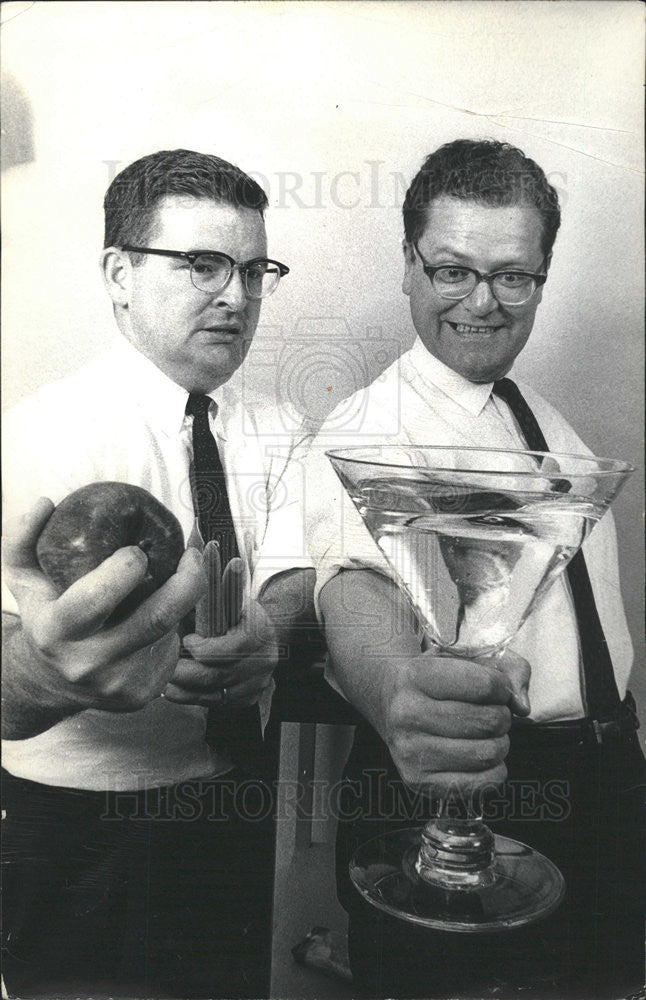 1965 Press Photo Drinking man Bob Rose - Historic Images