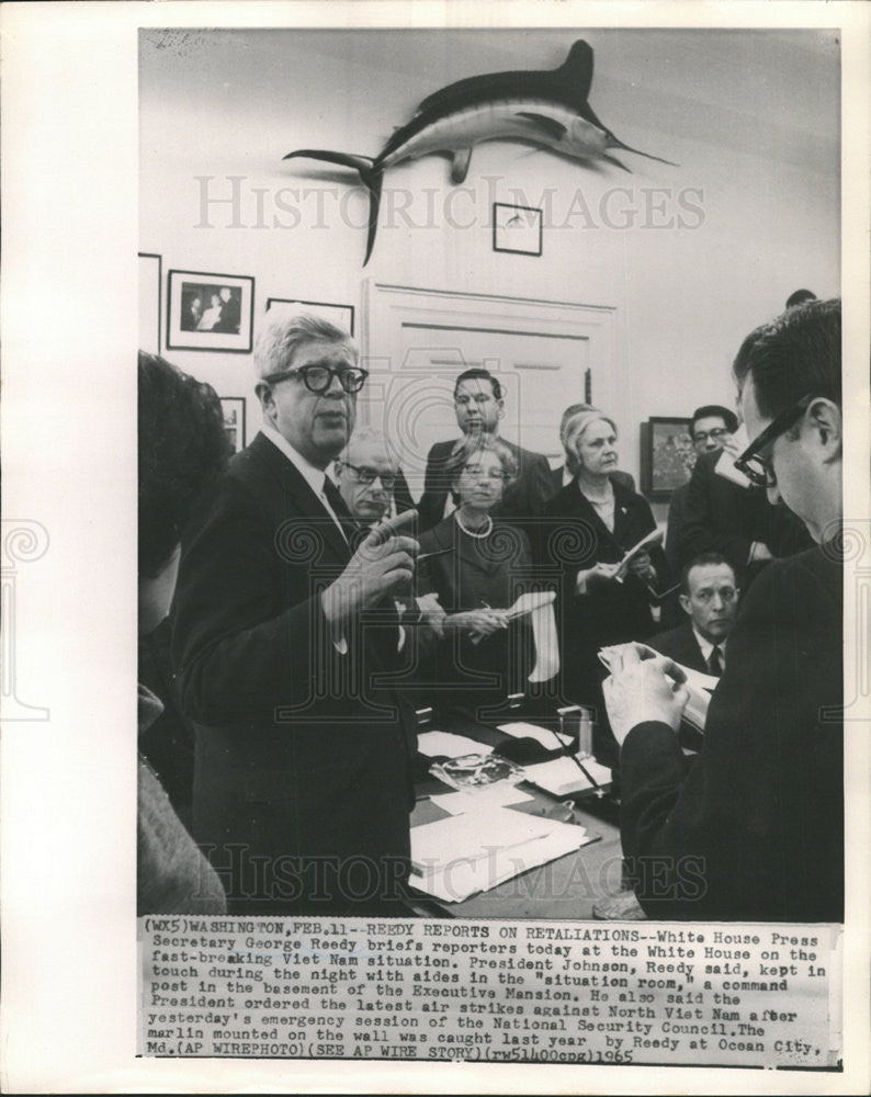 1965 Press Photo White House Press Secretary George Reedy briefs reporters - Historic Images