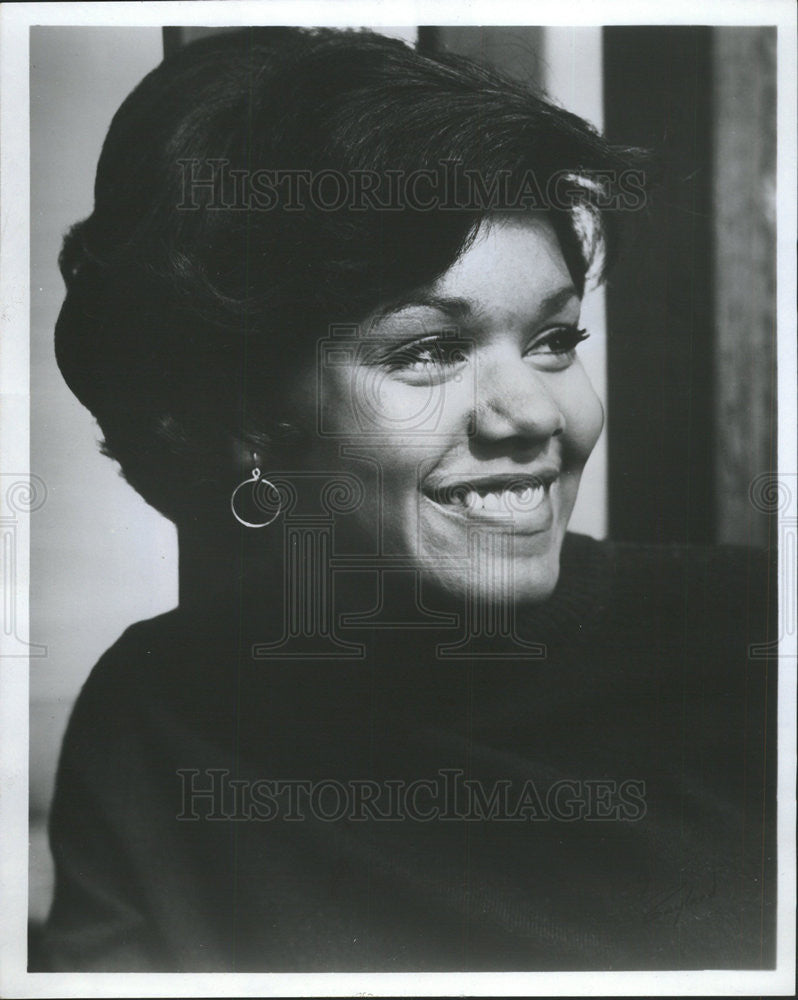 1971 Press Photo Sandra Reed The Bus Is Coming - Historic Images