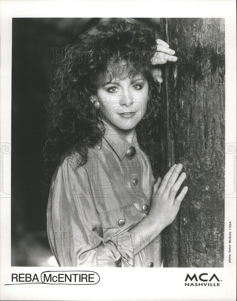 1993 Press Photo Copy Reba McEntire Against A Tree Posing - Historic Images