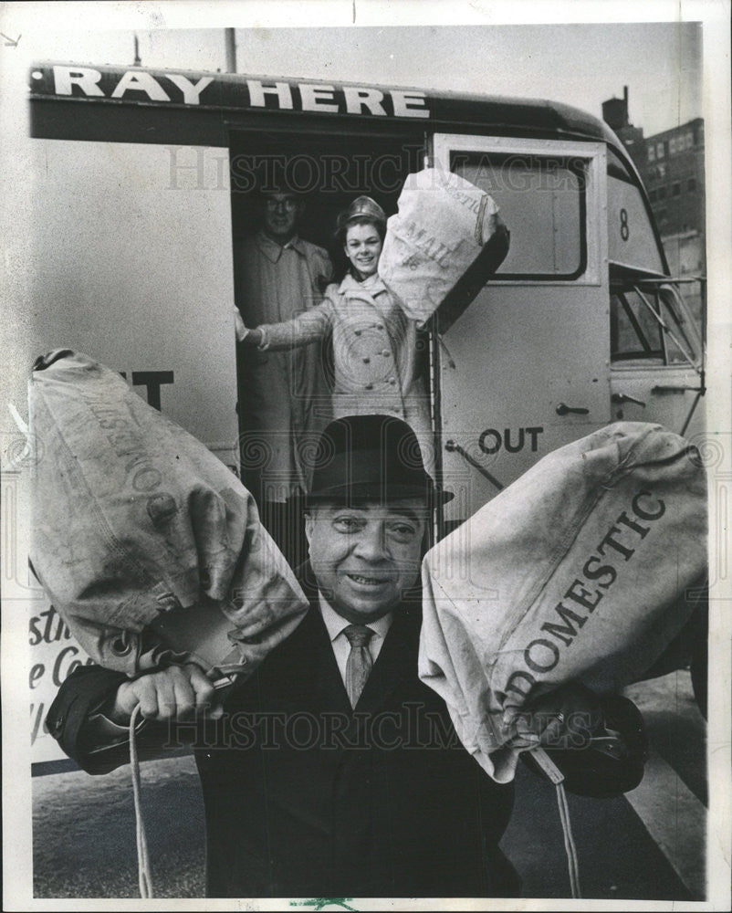 1968 Press Photo Postmaster Henry McGee And Xmas Seal Qn Lynn Brown Unload Seals - Historic Images