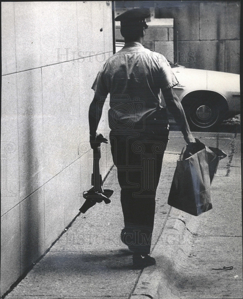 1972 Press Photo Patrolman James McGee Shot Gun Uniform Police Officer - Historic Images