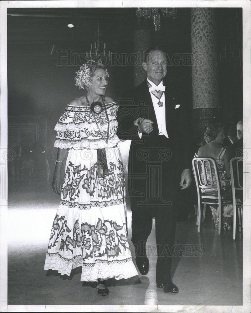 1964 Press Photo Consul Gen of Panama Mrs A.Munoz de Lew &  Mr Bernard - Historic Images