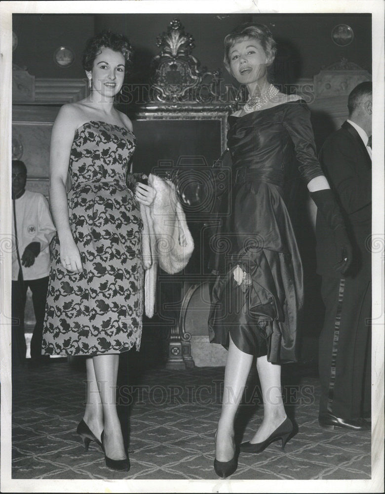 1953 Press Photo Mrs Michael T McGarry And Anne Kenwood At Puppet-Opera Party - Historic Images