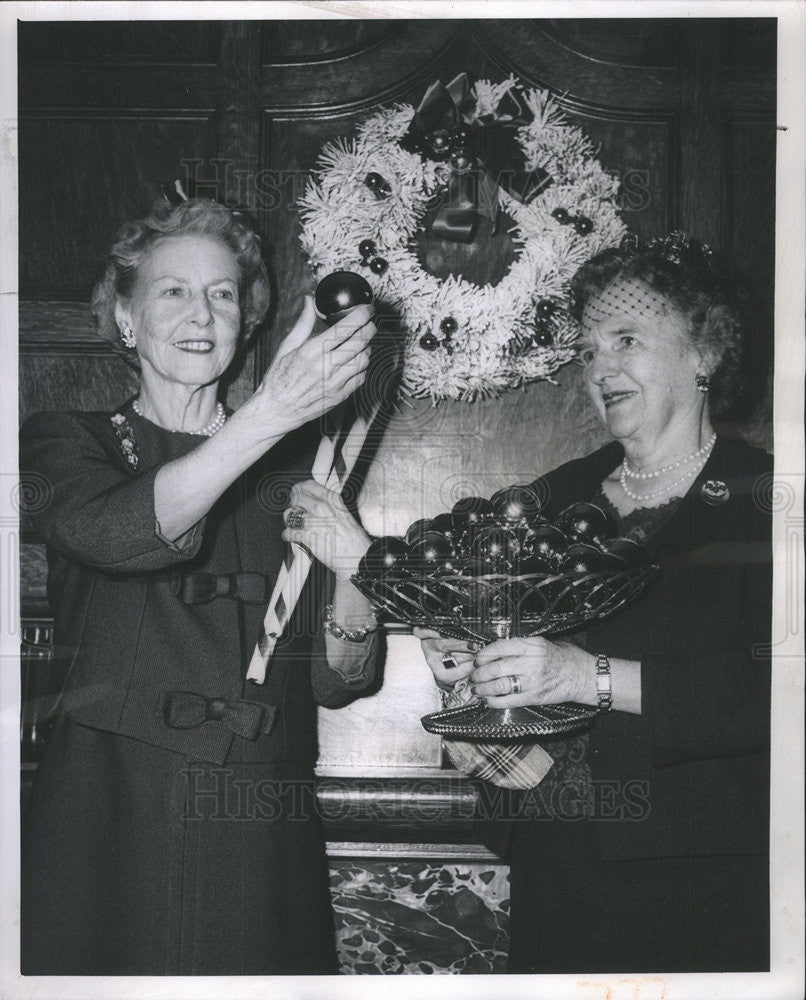 1960 Press Photo Mrs Laurence Armour/Mrs Donald McPherson Decorate Union Pkwy Cb - Historic Images