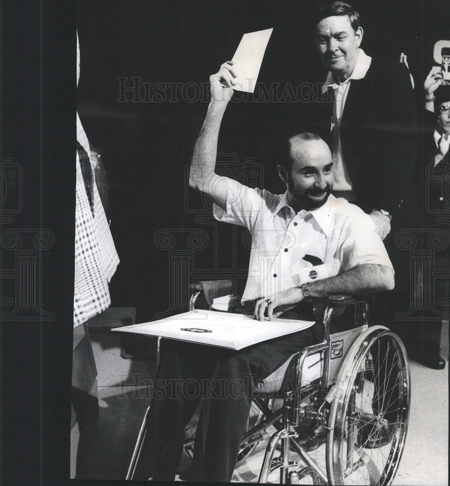 1975 Press Photo Eugene V Rees,disabled Air Force vet wins $300,000 - Historic Images