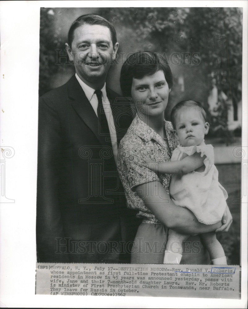 1962 Press Photo Rev Donald V Roberts, wife Jane and baby girl Laura - Historic Images