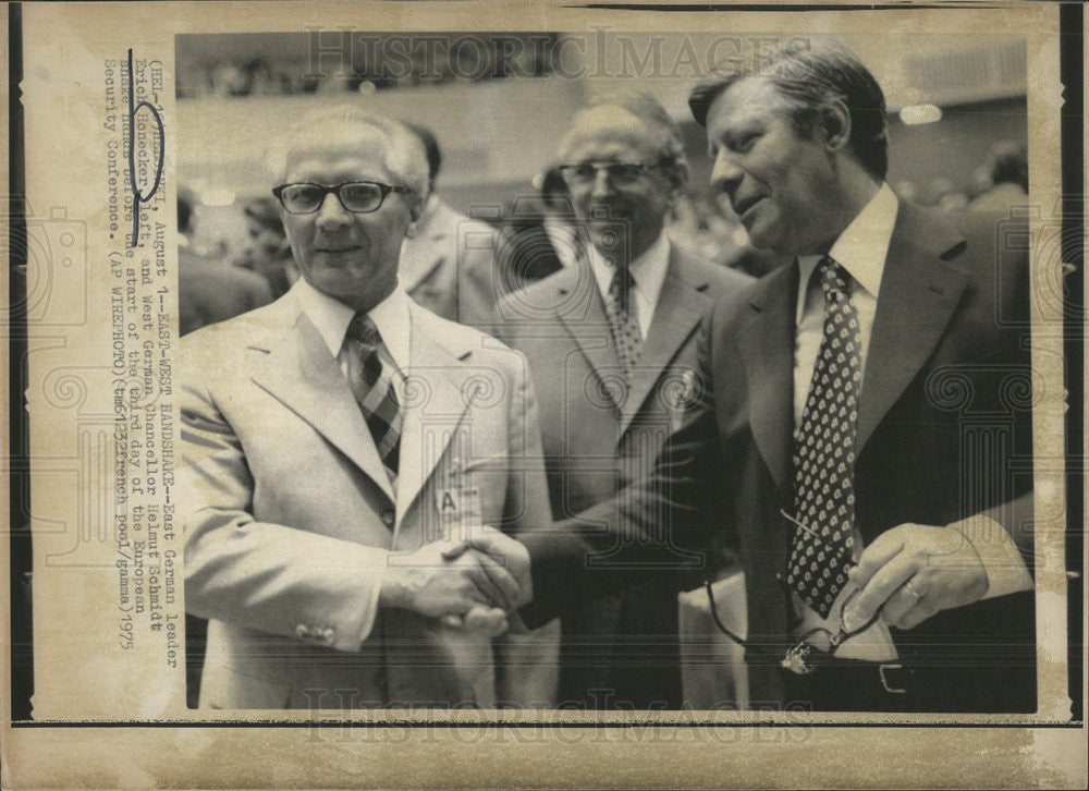 1975 Press Photo Krich Henecker &amp; Chancellor Helmut Schmidt - Historic Images