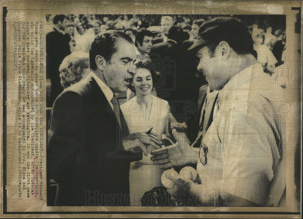 1971 Press Photo President Richard Nixon Umpire Jim Honochick Washington Game - Historic Images