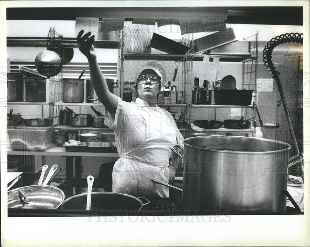 1984 Press Photo Culinary Pioneer Monique Hooker In Her Kitchen - Historic Images