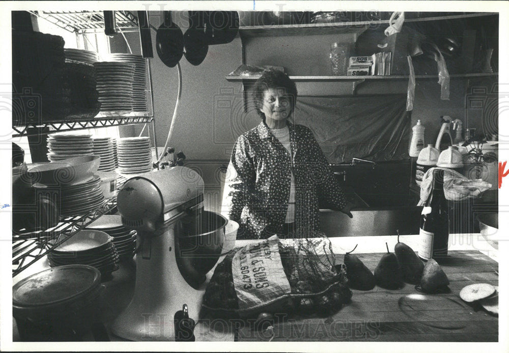 1980 Press Photo Lorraine Hooker owner French Kitchen Restaurant - Historic Images
