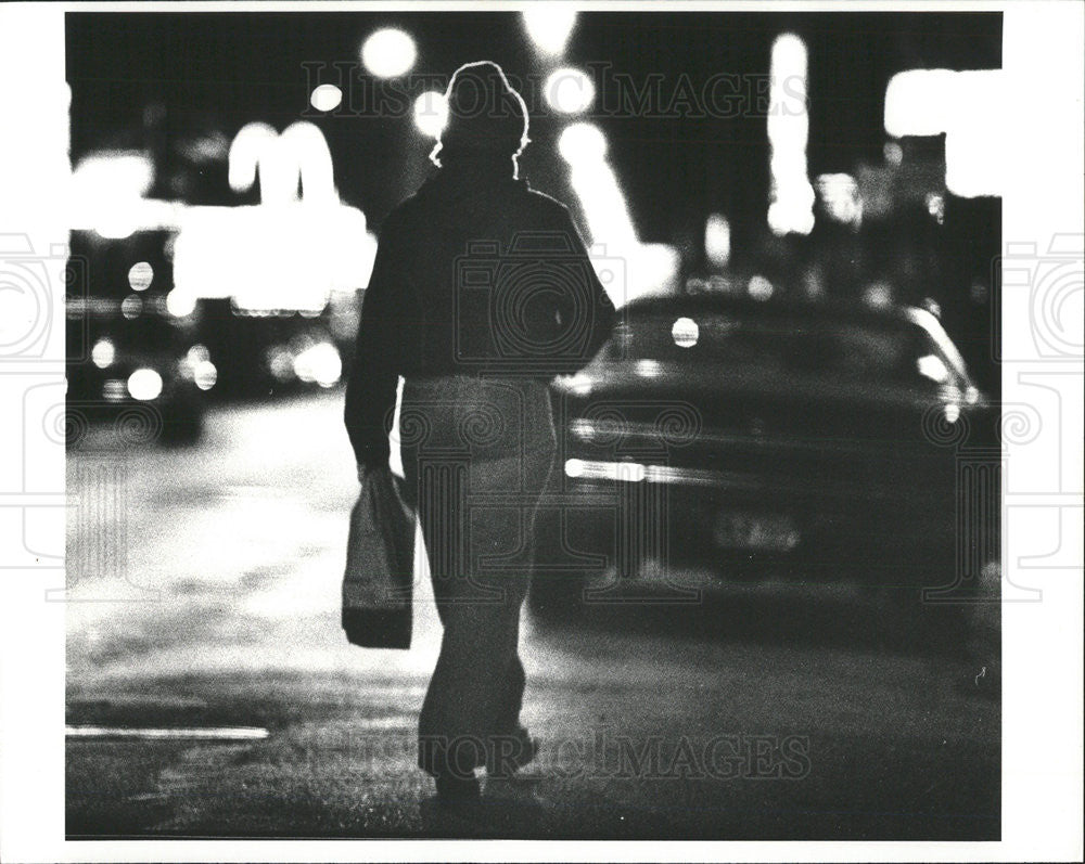 1980 Press Photo Kids on the street at night - Historic Images