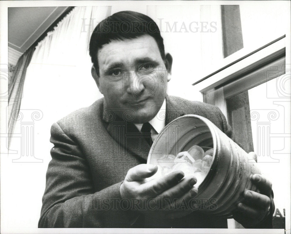 1967 Press Photo Edward Hope in Germany Promoting his Device that Freezes Dead - Historic Images