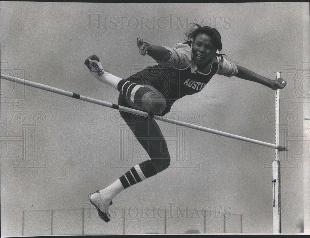 1974 Press Photo Carletta May competes in high jump at Stagg Field - Historic Images