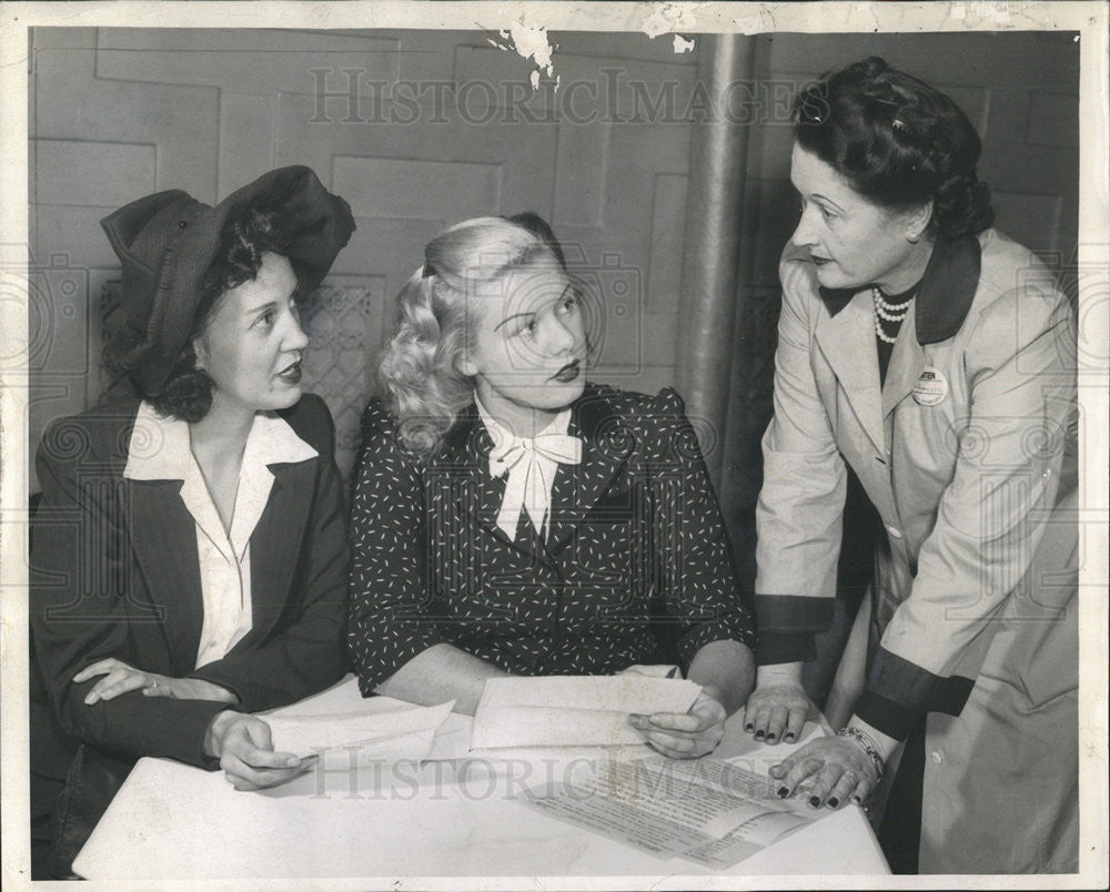 1943 Press Photo Martha Reynolds Barbara maxani Pie Contest - Historic Images