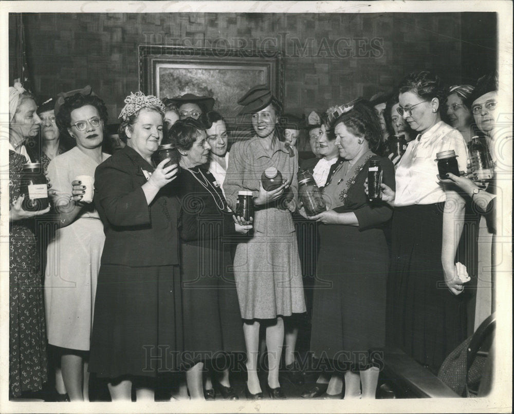 1943 Press Photo Martha Reynolds,lectures as crowd listens - Historic Images